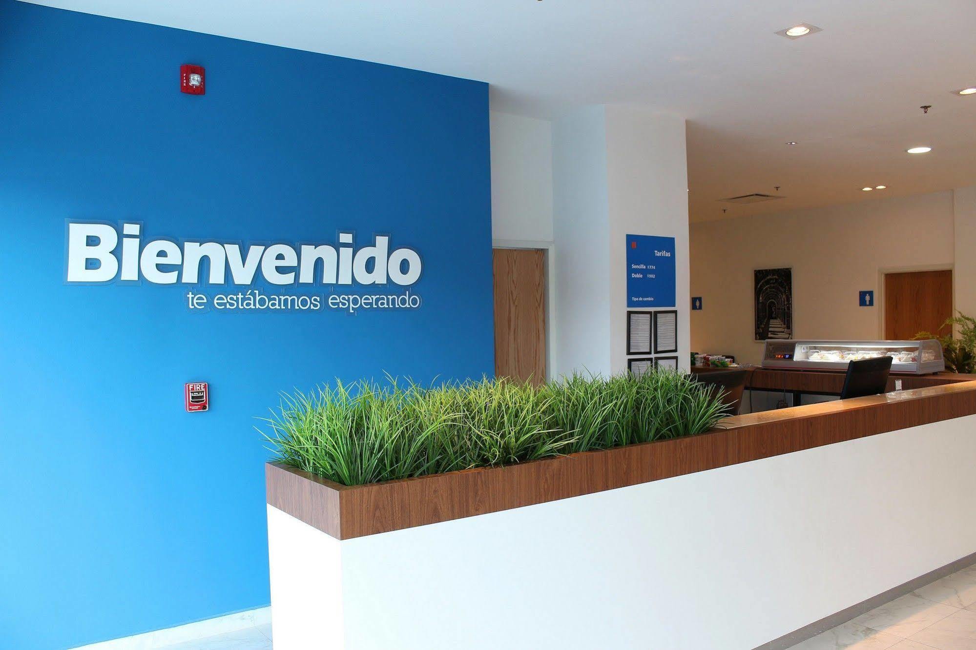 Отель One Guadalajara Expo Экстерьер фото